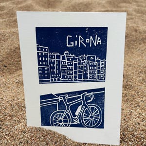 Cartolina con vista panoramica di Girona — Stampa linoleografica di bicicletta – Stampa artistica da parete o cartolina stampata a mano / Regalo da viaggio / Stampa dalla Spagna /