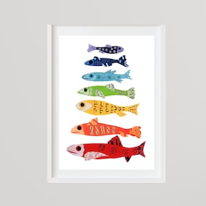 Pode incluir: Uma impress&atilde;o emoldurada de um arco-&iacute;ris de peixes coloridos nadando em fila. Os peixes s&atilde;o todos de cores diferentes e t&ecirc;m padr&otilde;es diferentes. A impress&atilde;o est&aacute; em uma moldura branca e est&aacute; pendurada em uma parede branca.