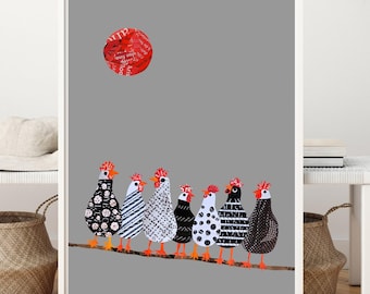 Op de afbeelding: Een ingelijste kunstdruk met zeven gestileerde kippen op een tak tegen een grijze achtergrond. De kippen hebben verschillende patronen en kleuren, met een rode zon in het midden. Het kunstwerk zit in een witte lijst.