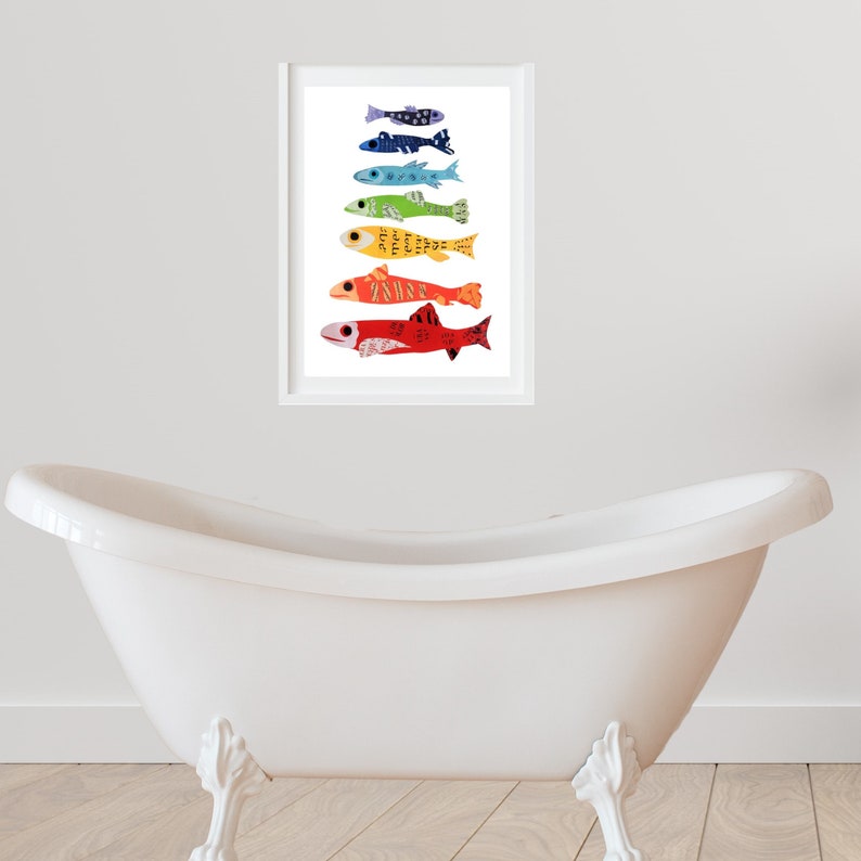 Pode incluir: Uma impress&atilde;o emoldurada de um arco-&iacute;ris de peixes coloridos nadando em fila. Os peixes s&atilde;o todos de cores diferentes e t&ecirc;m padr&otilde;es diferentes. A impress&atilde;o est&aacute; em uma moldura branca e est&aacute; pendurada em uma parede branca.