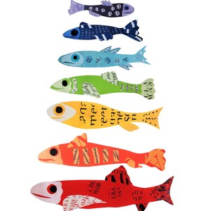 Pode incluir: Uma colagem colorida de peixes feitos de papel com texto impresso neles. Os peixes est&atilde;o dispostos verticalmente de cima para baixo em um degrad&ecirc; de cores que vai do azul ao vermelho. O texto nos peixes inclui palavras como "mer", "eer", "ne" e "TOA".
