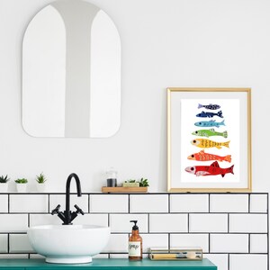 Pode incluir: Uma impress&atilde;o emoldurada de um arco-&iacute;ris de peixes coloridos sobre um fundo branco. Os peixes est&atilde;o dispostos verticalmente, com o peixe vermelho na parte inferior e o peixe azul na parte superior. Os peixes s&atilde;o todos de formas e tamanhos diferentes, e t&ecirc;m padr&otilde;es e designs diferentes.