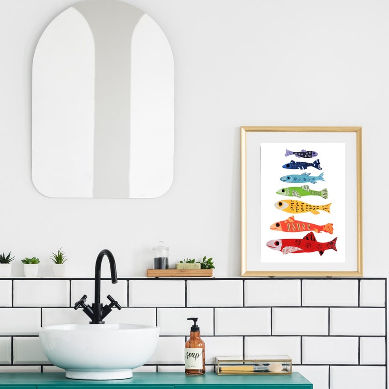 Pode incluir: Uma impress&atilde;o emoldurada de um arco-&iacute;ris de peixes coloridos sobre um fundo branco. Os peixes est&atilde;o dispostos verticalmente, com o peixe vermelho na parte inferior e o peixe azul na parte superior. Os peixes s&atilde;o todos de formas e tamanhos diferentes, e t&ecirc;m padr&otilde;es e designs diferentes.