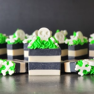 Gloeiend kerkhof | Ambachtelijke koudproceszeep | Halloween | Gloed in het donker | Mat | Hoge top