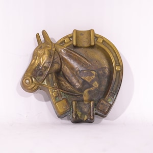 Vintage Hard Brass Ashtray Ferro di cavallo Ferro di cavallo Posacenere Eventi Equestri Decor Antico Posacenere in ottone