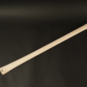Può includere: Un manico di legno semplice per un martello o altro utensile. Il manico è di colore marrone chiaro e ha una finitura liscia. Il manico è contrassegnato con il numero "9" sul fondo.