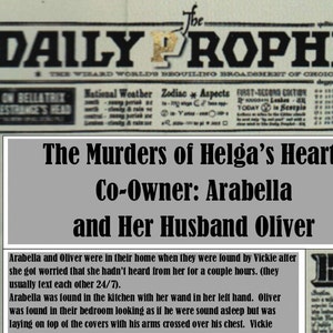 Puede incluir: Un titular de periódico en blanco y negro que anuncia "Los asesinatos de los corazones de Helga Copropietaria: Arabella y su esposo Oliver". El artículo describe cómo Arabella y Oliver fueron encontrados muertos en su casa. Arabella fue encontrada en la cocina con su varita en su mano izquierda, y Oliver fue encontrado en su dormitorio dormido con los brazos cruzados sobre su pecho.