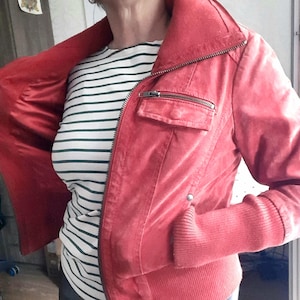 Veste moto en daim rouge printemps pour femme Veste rouge en cuir suédée Veste courte pour femme avec col zippé Veste XS-S vintage des années 90