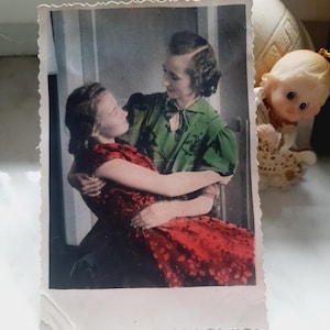 Postal romántica vintage de los años 50, pareja de enamorados en sepia, dos amigas. Postal con foto real de amigas. Tarjeta coloreada a mano de damas.