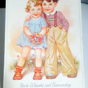 Cartão postal vintage de crianças fofas, anos 1950, crianças encantadoras com flores, ilustração de cartão de armário infantil, cartão postal alemão romântico