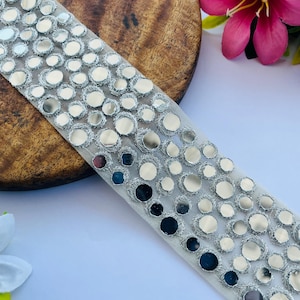 Borde de sari tradicional de encaje y malla con espejos redondos plateados; para vestidos de novia y manualidades (5,5 cm de ancho), 1 yarda