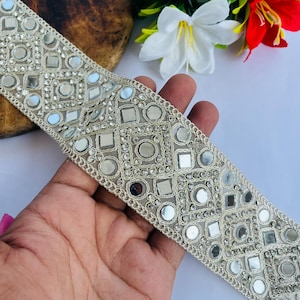 1 Yarda de encaje bordado en oro pálido, con apliques de espejos y pedrería, para adornos de costura; 5,5 cm de ancho