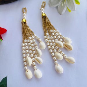 Kaurisnäcka och pärla Latkan-tofsar i par: Boho etniska detaljer