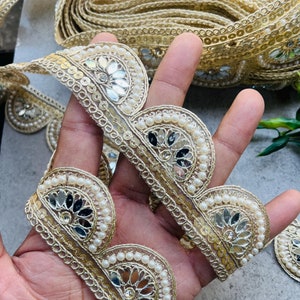 Mit Perlen verzierte, hellgoldene, überbackene Spitze mit Spiegelbesatz, indische Sari-Bordürenspitze, Netzstoff, Lehenga-Kleiderbesatz