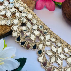 Elegante passamaneria a specchio smerlato al metro – Bordo in pizzo dorato fatto a mano per sari, decorazioni per la casa e artigianato
