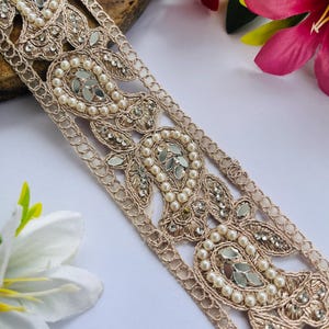 1 iarda di pizzo a specchio con perle dorate morbide - Bordo ricamato con motivo paisley per sari, abiti, decorazioni matrimoni artigianato