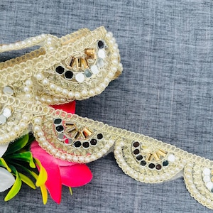 Mit Perlen verzierte, hellgoldene, überbackene Spitze mit Spiegelbesatz, indische Sari-Bordürenspitze, Netzstoff, Lehenga-Kleiderbesatz