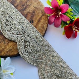 Antikgoldene Zardozi & Paillettenarbeit, indischer bestickter Spitzenbesatz, gewelltes Zari-Netzgewebe, Sari-Lehenga-Kleid, 7,5 cm breit