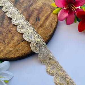 Antikgoldene Zardozi & Paillettenarbeit, indischer bestickter Spitzenbesatz, gewelltes Zari-Netzgewebe, Sari-Lehenga-Kleid, 3 cm breit