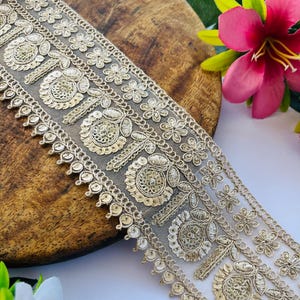 Antike goldene Zardozi-Arbeit, indischer bestickter Spitzenbesatz, gewellter Zari-Netzstoff, Sari-Lehenga-Kleid, 6,5 cm breit