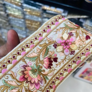 Bellissimo lavoro in sequenza multicolore, ricamato, bordo in pizzo colorato, finiture Sari MULTICOLORE per indumenti, costumi, artigianato