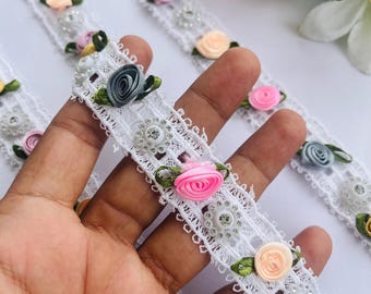 Weiße florale Spitzenborte – Satinband mit Stickerei, dekorativer Rand zum Nähen und für Brautmode, 1 Yard