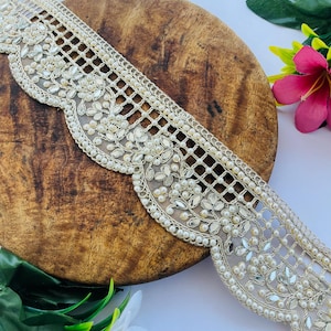 Perlenverzierte, hellgoldene Spiegel- und Perlenbesatzspitze, indische Sari-Bordüre, gewellte Spitze, Lehenga-Kleidbesatz, 2,55 Zoll breit