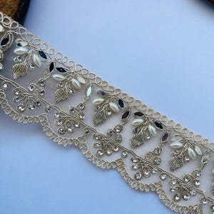 Perlenverzierte, hellgoldene Spiegel- und Perlenbesatzspitze, indische Sari-Bordüre, gewellte Spitze, Lehenga-Kleidbesatz, 2 Zoll breit