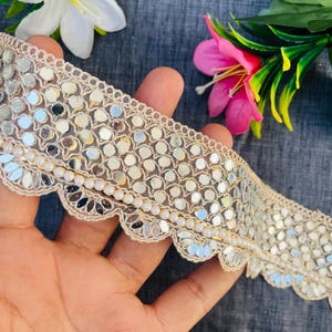 Mit Perlen verzierte, hellgoldene, überbackene Spitze mit Spiegelbesatz, indische Sari-Bordürenspitze, Netzstoff, Lehenga-Kleiderbesatz