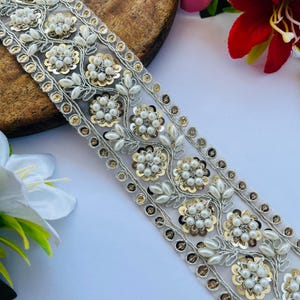 1ヤード パールジルコン装飾ゴールドトリム、インドの花のザリ刺繍パールザルドジサリーボーダーレース、幅2インチ