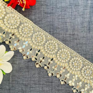 1 Yard hellgoldener indischer Zari-Kristallstein mit Spiegelperlenverzierung, Muschelnetz, Stoffbesatz, Sari-Dupatta-Spitzenbesatz