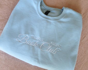 Bluza z haftowanym okrągłym dekoltem Girls Night Book Club dla czytelniczek | Przytulna bluza dla miłośniczek książek | Prezenty dla czytelniczek | Urocze gadżety książkowe