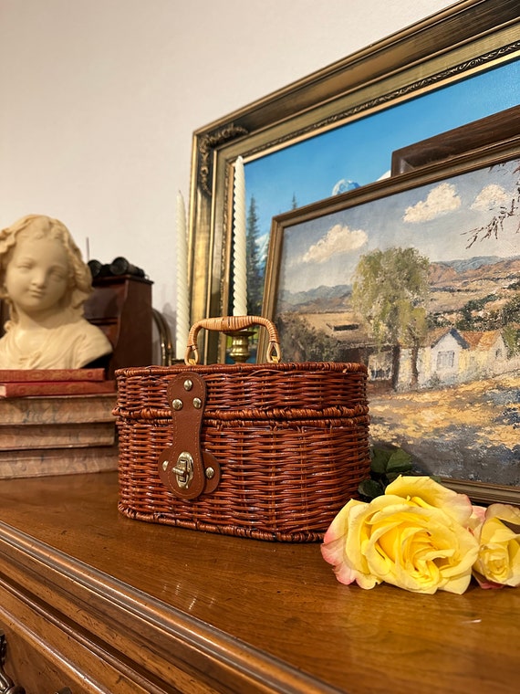 Vintage Wicker Picnic Basket/Bag