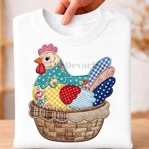 Può includere: Una felpa bianca a girocollo con una grande applicazione raffigurante una gallina seduta in un cesto intrecciato. La gallina è composta da vari ritagli di tessuto con motivi floreali, a quadretti, a pois e a righe nei colori blu, rosso e giallo.