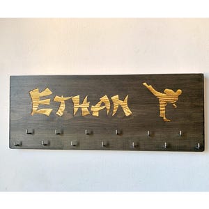Gepersonaliseerd rek voor onderscheidingen karatemedaille: gegraveerd massief houten metalen hanger voor vechtsporten