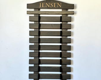 Spersonalizowany ekspozytor na pasy do sztuk walki: lite drewno, grawerowane paski 5-18, karate, taekwondo, judo