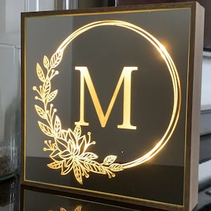 Gepersonaliseerd led-spiegelbord met monogram – gegraveerde plaquette schaduwdoos