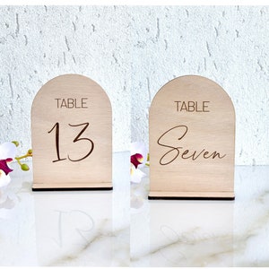 Numeri da tavolo in legno per matrimoni, numeri da tavolo per matrimoni incisi ad arco, insegna rustica per tavolo da matrimonio, numero da tavolo indipendente per decorazioni rustiche per matrimoni