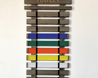 Présentoir Ceintures Arts Martiaux KeaJuidy - Support 12 Ceintures Karaté, Taekwondo 61,5x34,5 Cm