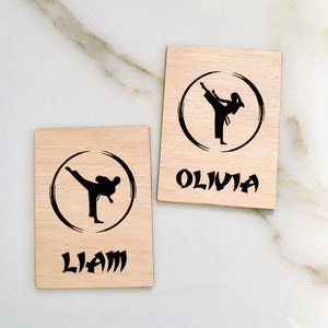 Biglietto d'auguri personalizzato in legno per arti marziali / Nome personalizzato Karate, Taekwondo, Biglietto d'auguri Jiu-Jitsu / Messaggio inciso, con supporto da tavolo