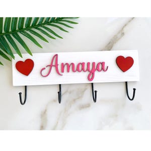 Personalisierte Kinderwandhalter: Kinderzimmer-Organizer mit Metallhaken, Massivholzgarderobe