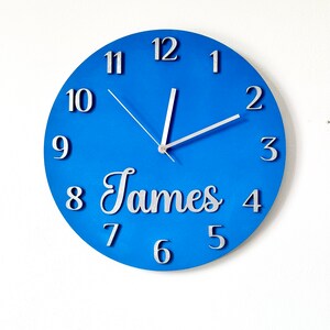 Personalisierte Kinderzimmeruhr: Blaue Holzwanduhr mit Name