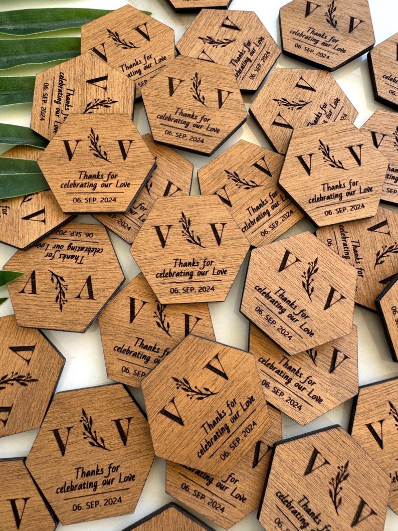 Personalized Wood Wedding Coasters in Bulk, Custom Wooden Magnets & Tags, Wedding Guests Gifts, Engraved Place Settings, Save the Date Tags