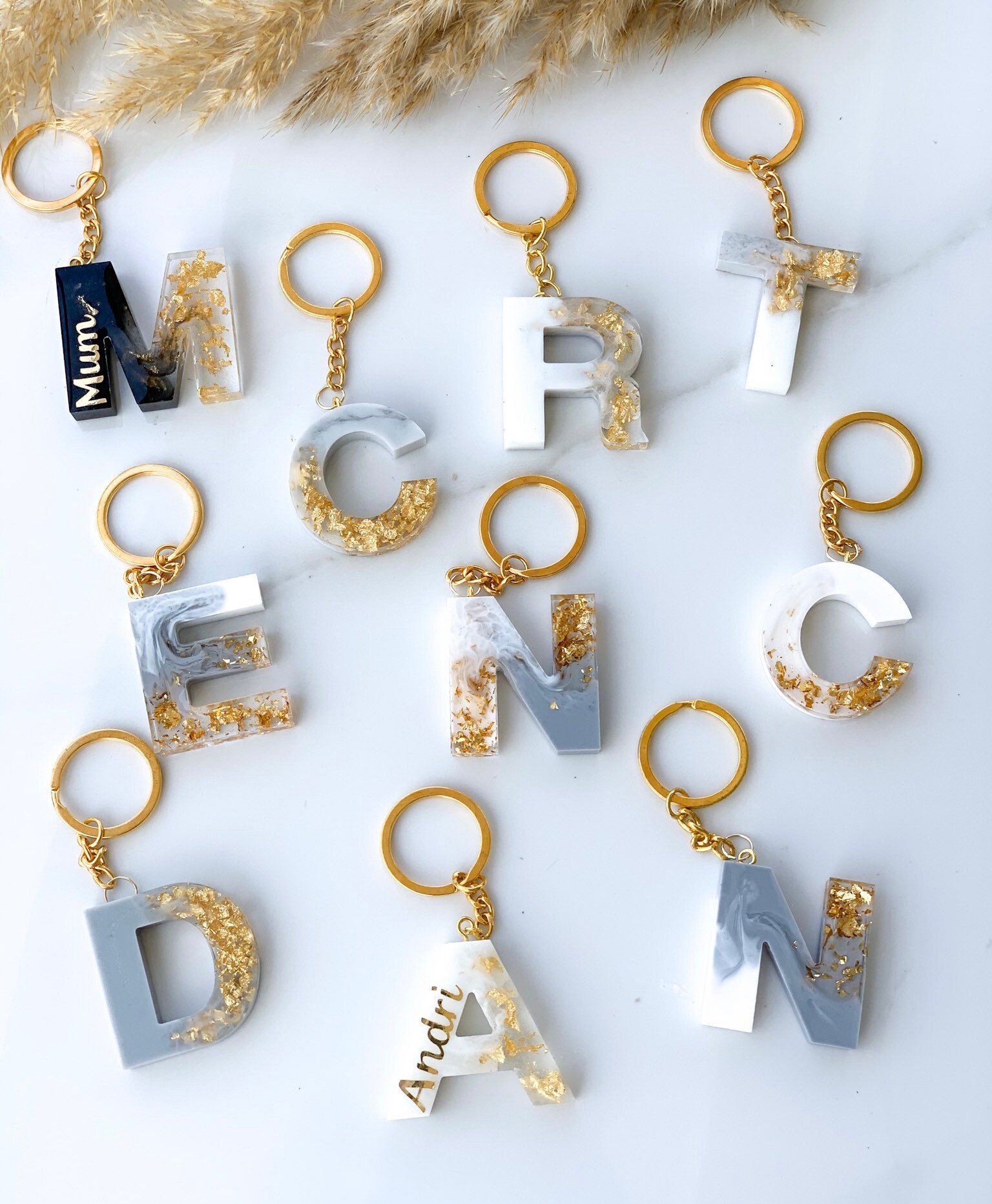 Llaveros de letras iniciales del alfabeto de resina Etsy