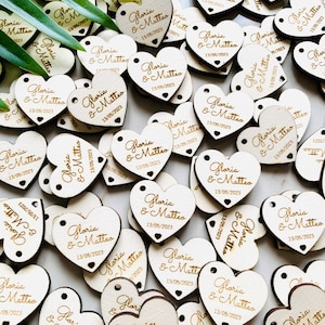 Etichette per bomboniere, Etichette a forma di cuore per matrimonio, Etichette in legno Mr/Mrs, Etichette in legno con nomi e date delle coppie, Decorazioni rustiche per matrimonio, Cuori in legno per matrimonio
