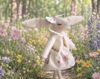 Personlig påskharedocka i linne – Broderad ullkappa, blommig klänning, babypresent