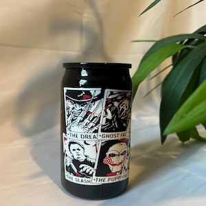 Vaso de plástico Libby Can de 16 oz con envoltorio de carta de tarot del icónico villano del terror salpicado de sangre; viene con pajita y tapa