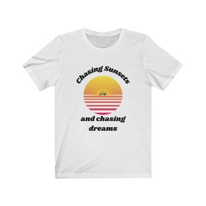 tee-shirt à la poursuite des couchers de soleil et des rêves, t-shirt de voyage, skoolie Tee, Voyage en bus scolaire, Tee-shirt au coucher du soleil, Tee-shirt de rêves, t-shirt graphique,