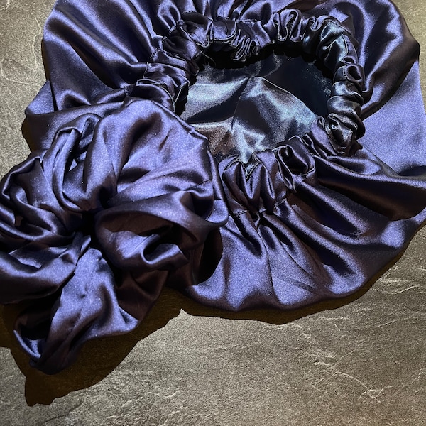 Bonnet en satin + chouchou  ( Bleu nuit sublime )