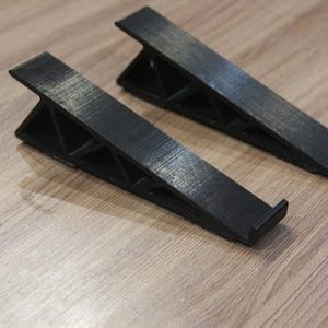 Universal stand for small and medium synthesizers or groovboxes